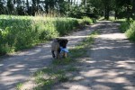 Troya met haar knuffeltje.